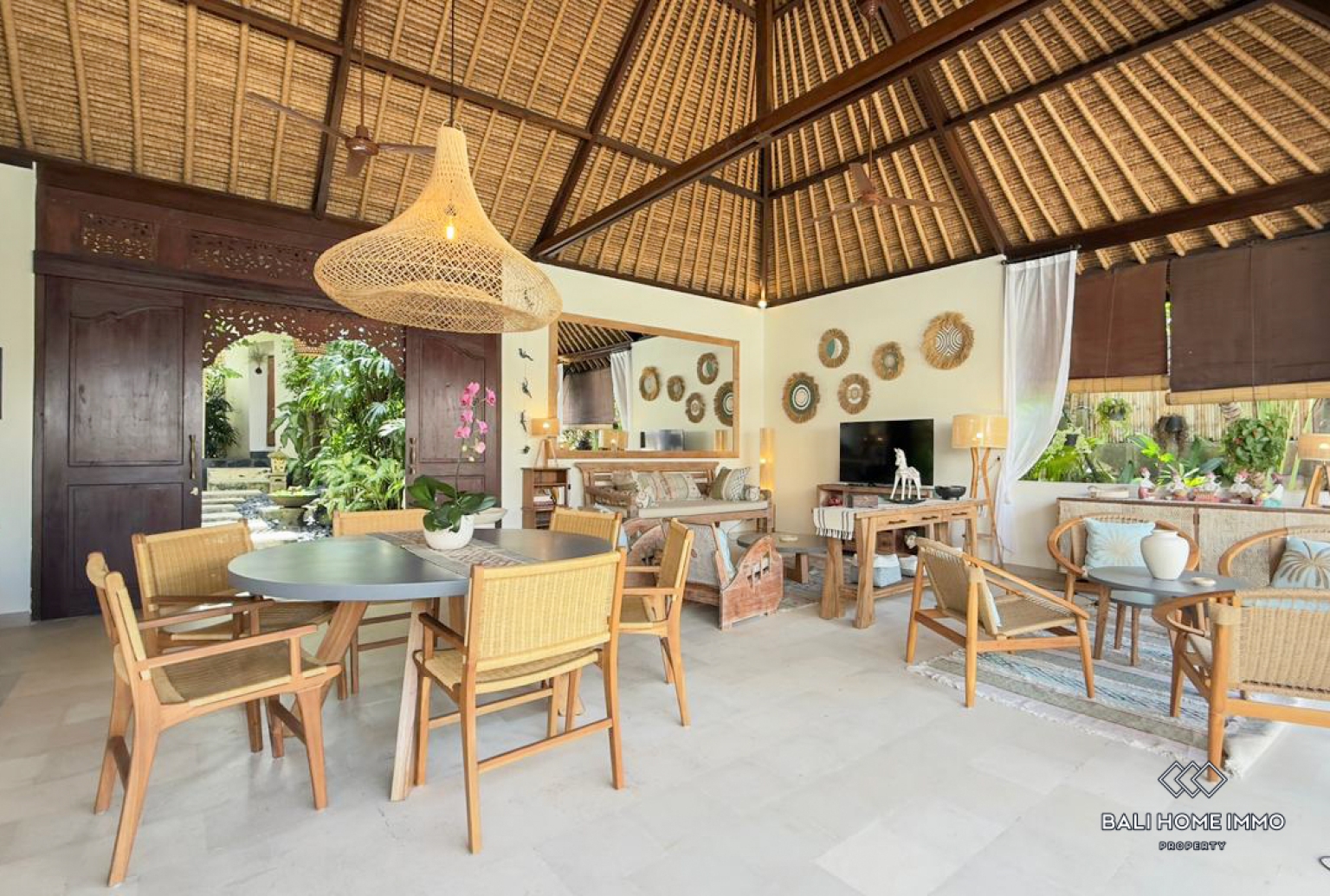 Beautiful 3 Bedrooms villa for monthly rentals in Bali Canggu padonan — image 3