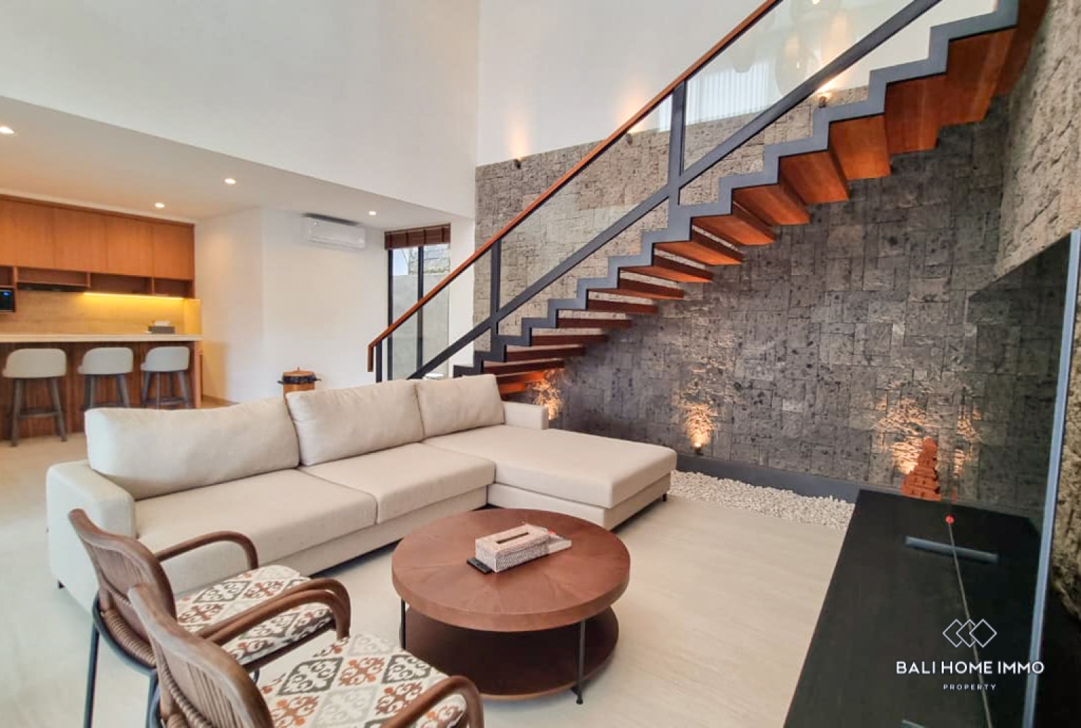 Brand New 3 Bedroom Villa for Yearly Rental in Bali Kerobokan — image 4