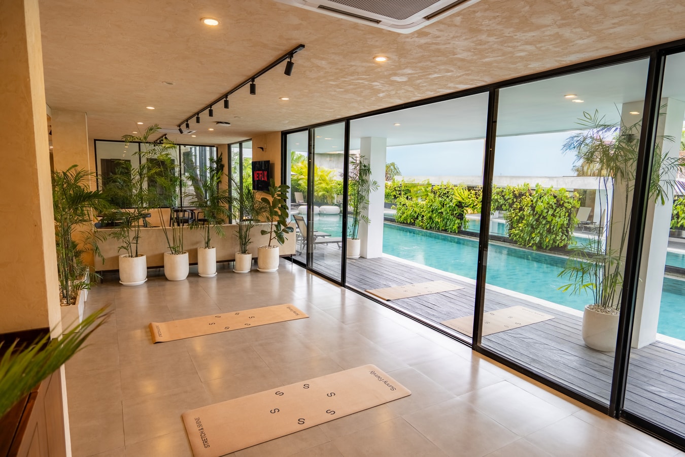 SB 305 - 1BR Pool Suite, Near Batu Belig Beach - Canggu, Bali — image 17