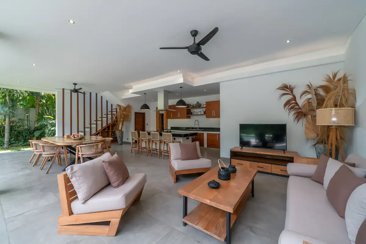 4 BR White Pool House Canggu — 4BR House Rental in Pererenan — image 14