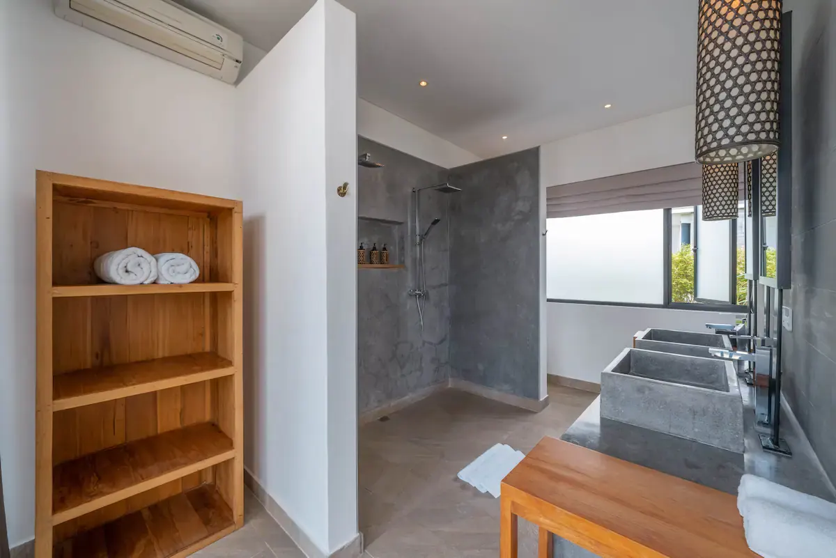 4 BR Walk-to-Beach Modern Villa Canggu — 4BR Villa Rental in Canggu — image 14