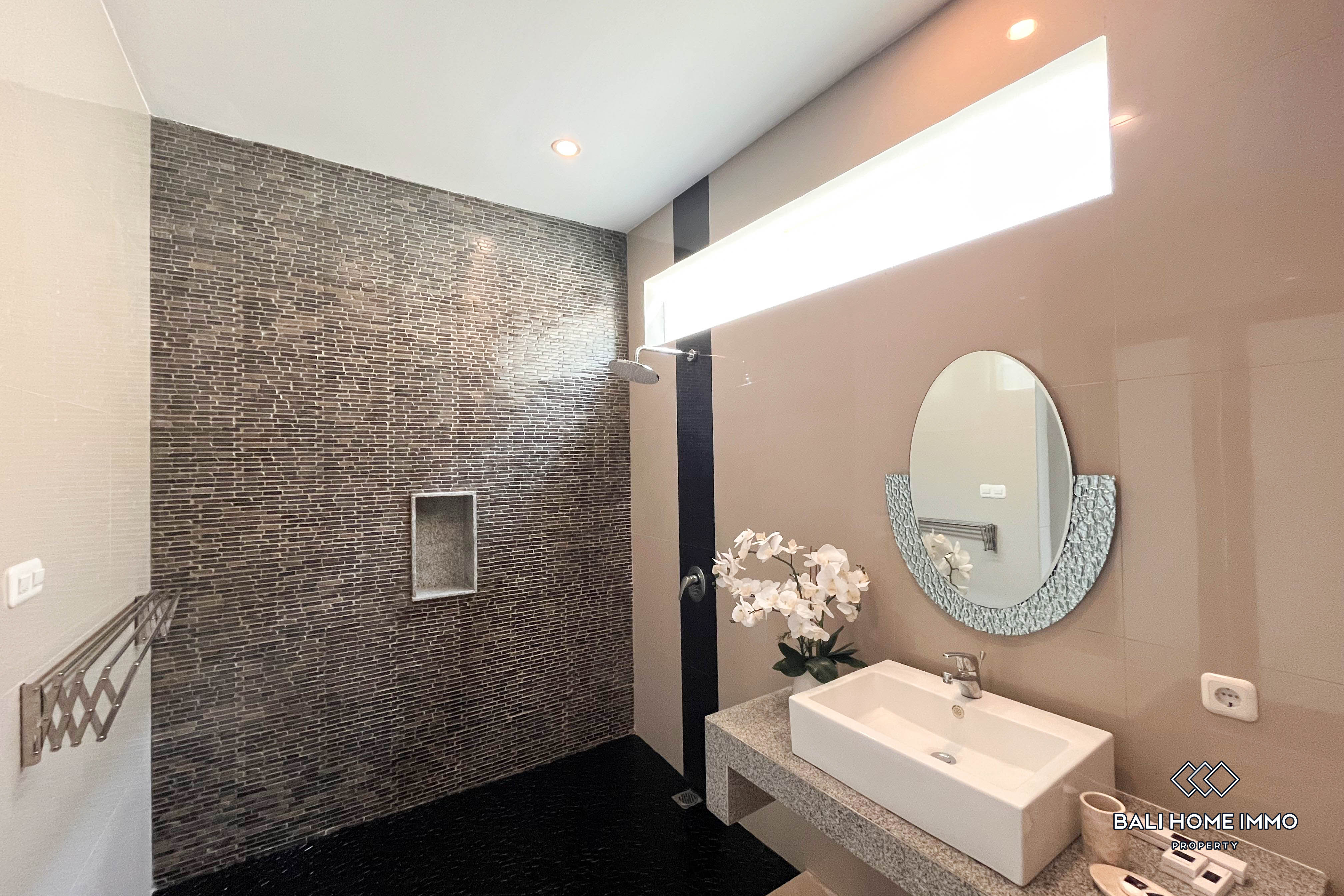 COZY & BEAUTIFUL 4 BEDROOMS VILLA FOR MONTHLY & YEARLY RENTAL IN BALI NUSADUA — image 18