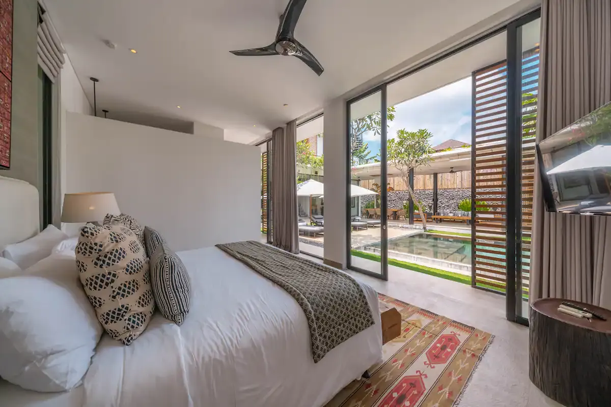 4 BR Walk-to-Beach Modern Villa Canggu — 4BR Villa Rental in Canggu — image 19