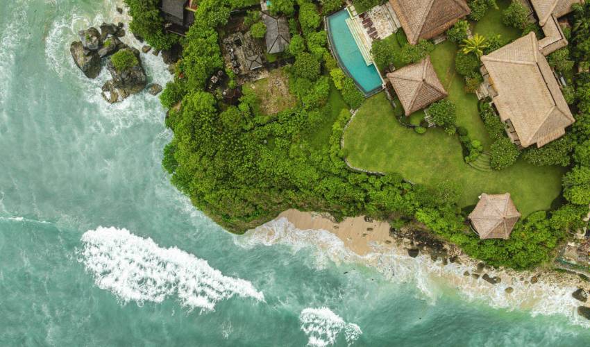 5 Bedroom on the cliff, overlooking the ocean — image 2
