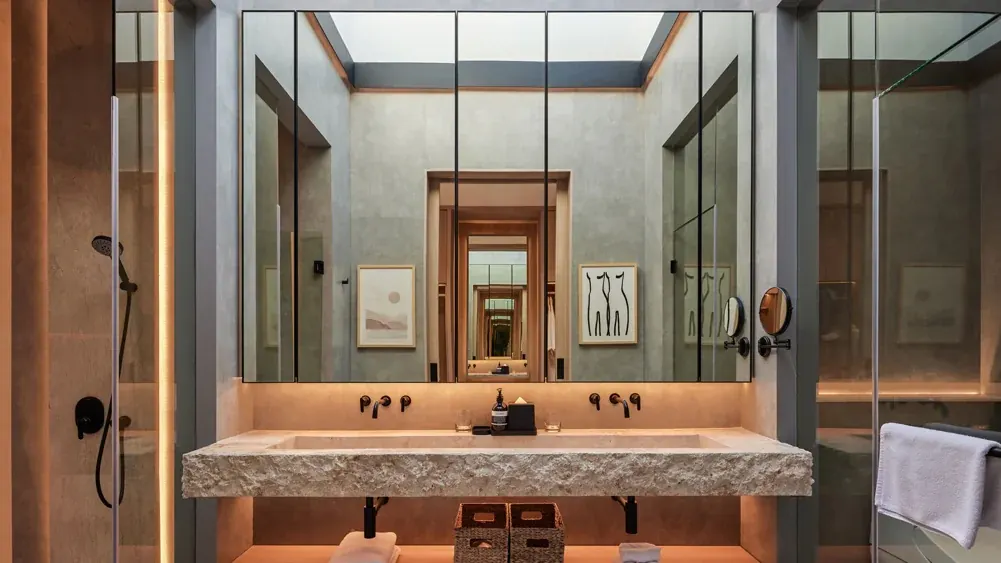 6 BR Contemporary Courtyard Villa Canggu — 6BR Villa Rental in Canggu — image 8