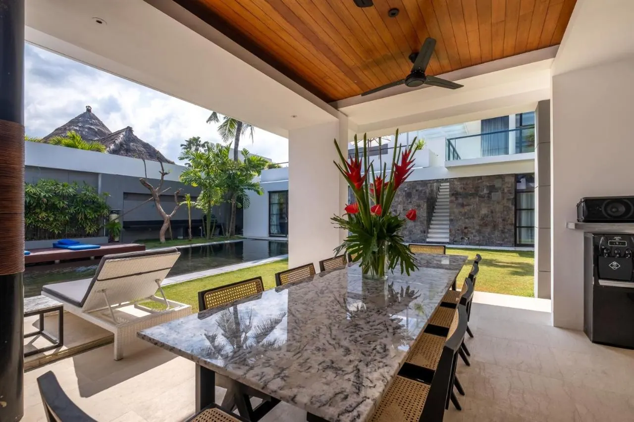 5 BR Walk-to-Beach Modern Villa Seminyak — 5BR Villa Rental in Seminyak — image 4