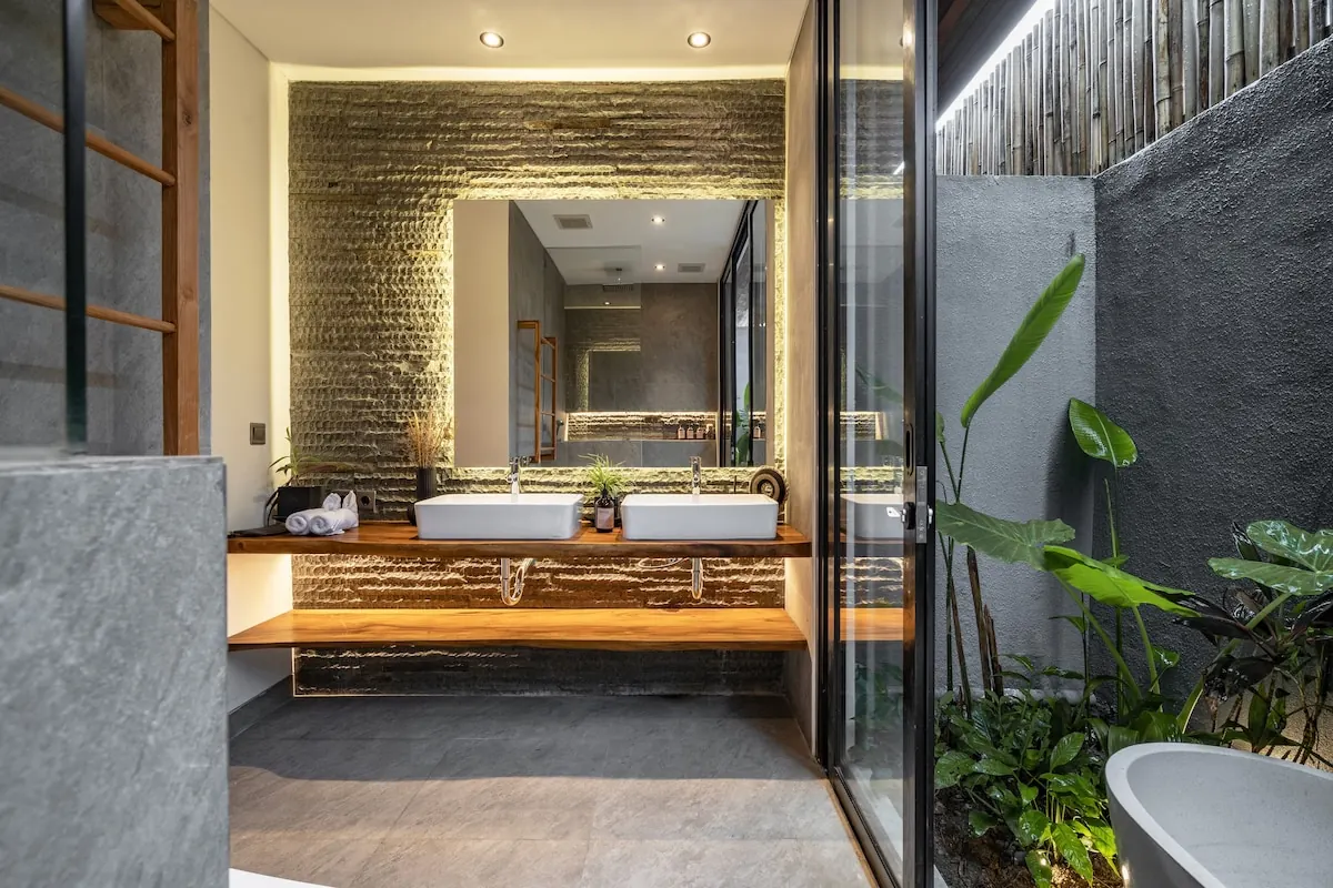 6 BR Tropical-Modern Courtyard Villa Ubud — 6BR Villa Rental in Ubud — image 16