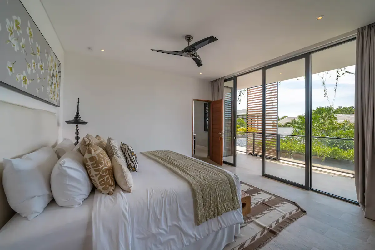 4 BR Walk-to-Beach Modern Villa Canggu — 4BR Villa Rental in Canggu — image 10