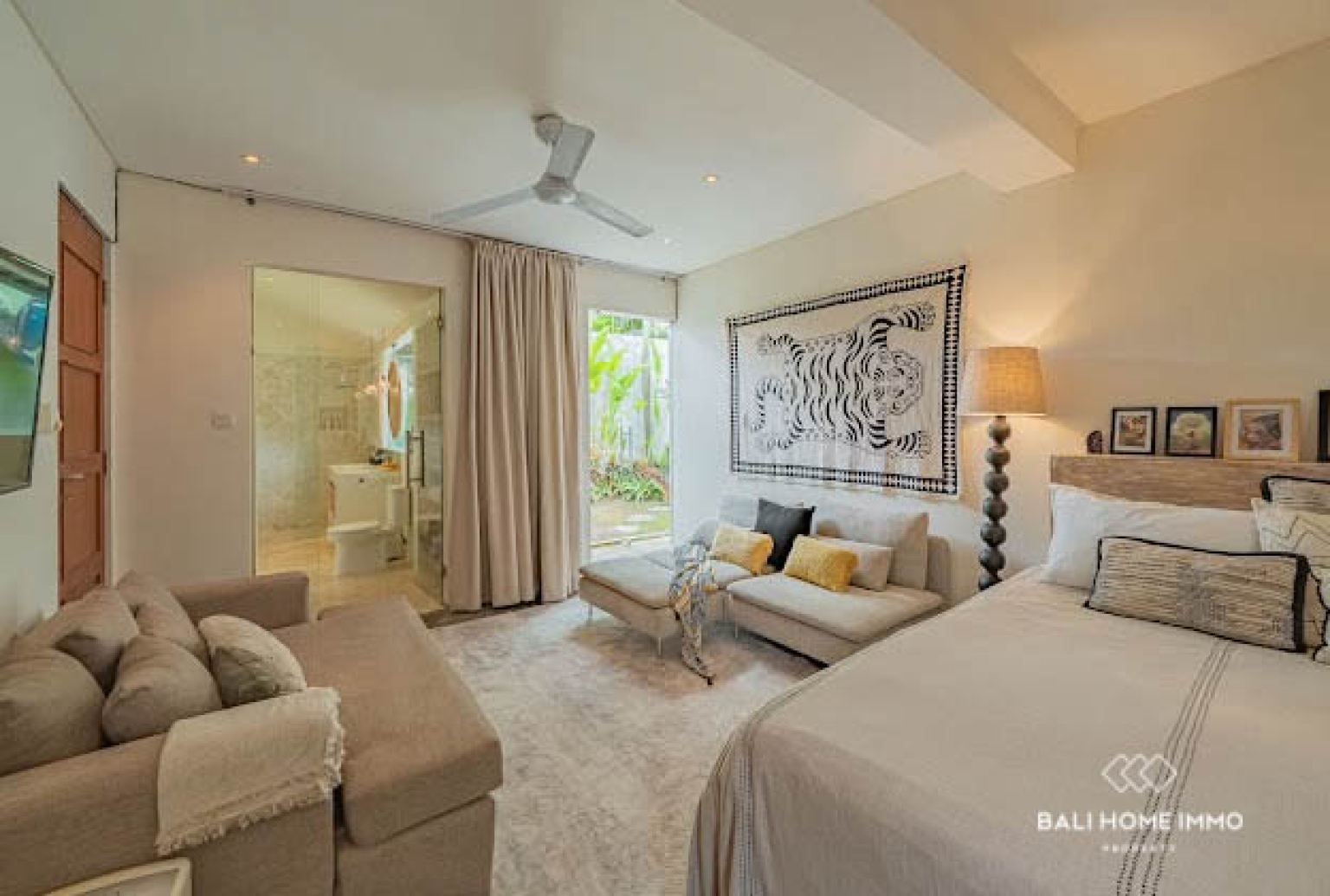 Elegant 5-Bedroom Villa with Panoramic Rice Field in Seseh — image 4