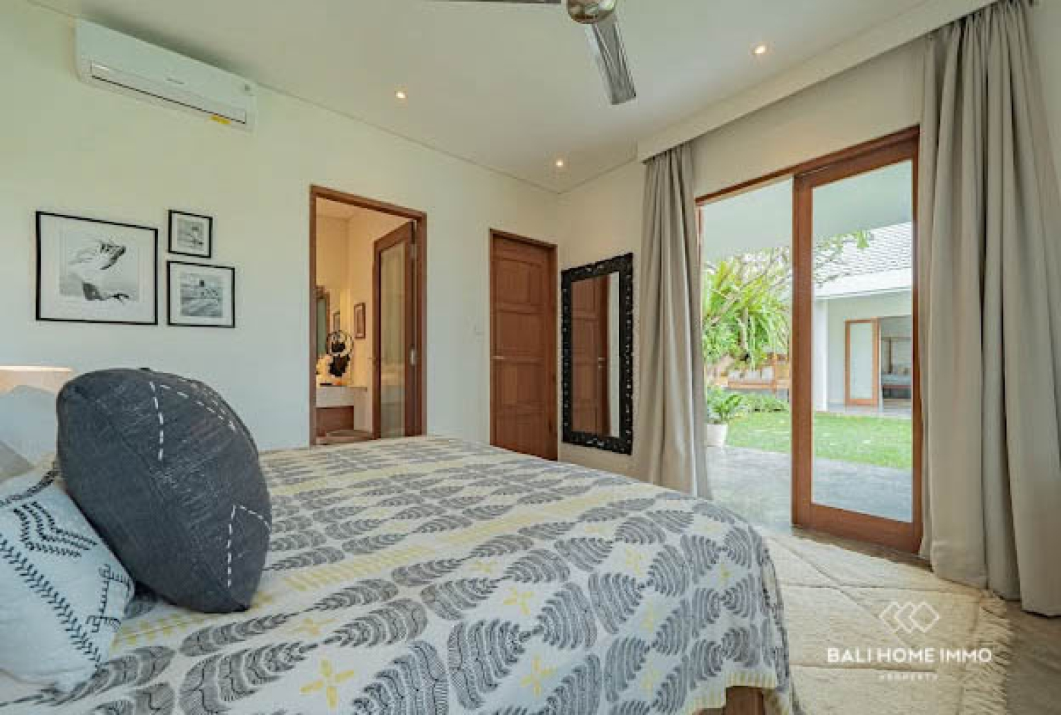 Elegant 5-Bedroom Villa with Panoramic Rice Field in Seseh — image 10