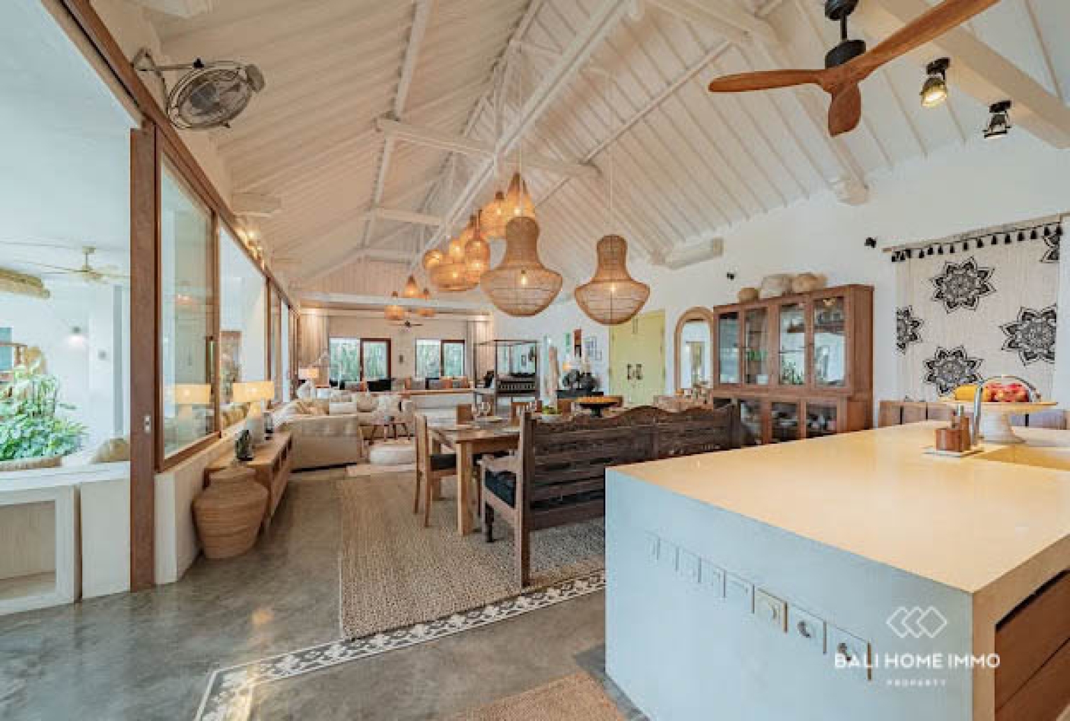 Elegant 5-Bedroom Villa with Panoramic Rice Field in Seseh — image 2