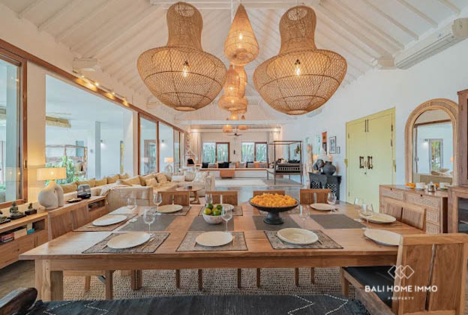 Elegant 5-Bedroom Villa with Panoramic Rice Field in Seseh — image 1