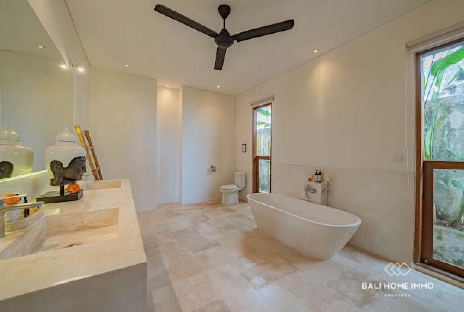 Elegant 5-Bedroom Villa with Panoramic Rice Field in Seseh — image 16