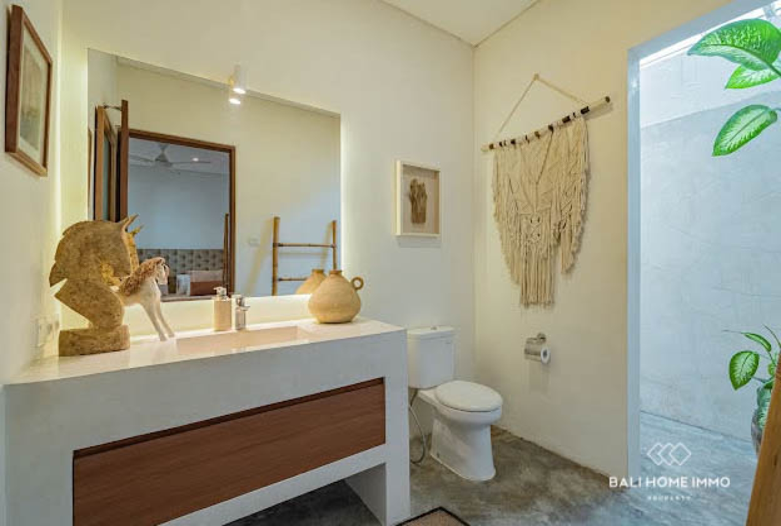 Elegant 5-Bedroom Villa with Panoramic Rice Field in Seseh — image 13