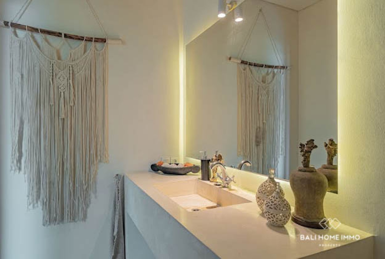 Elegant 5-Bedroom Villa with Panoramic Rice Field in Seseh — image 15