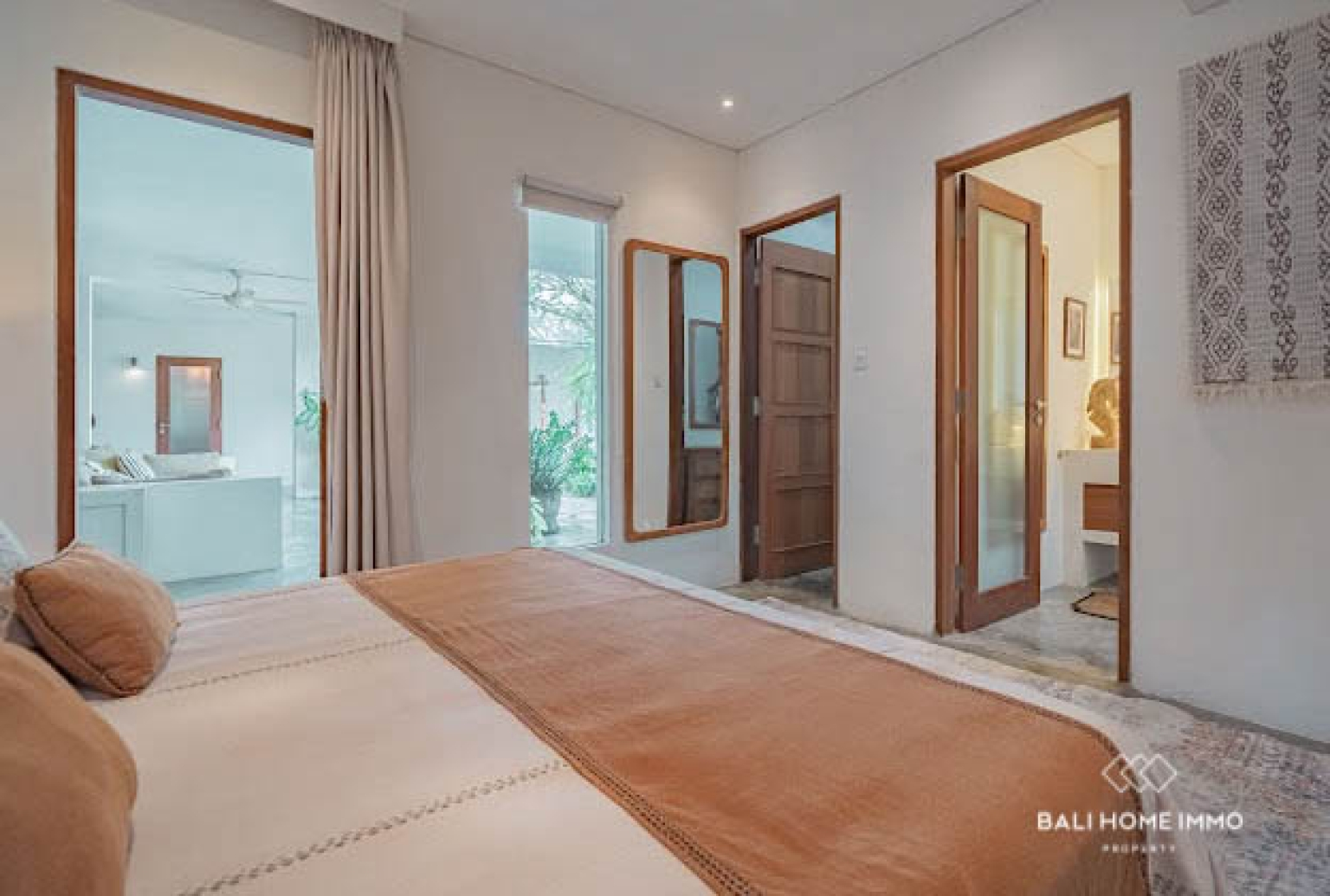 Elegant 5-Bedroom Villa with Panoramic Rice Field in Seseh — image 8