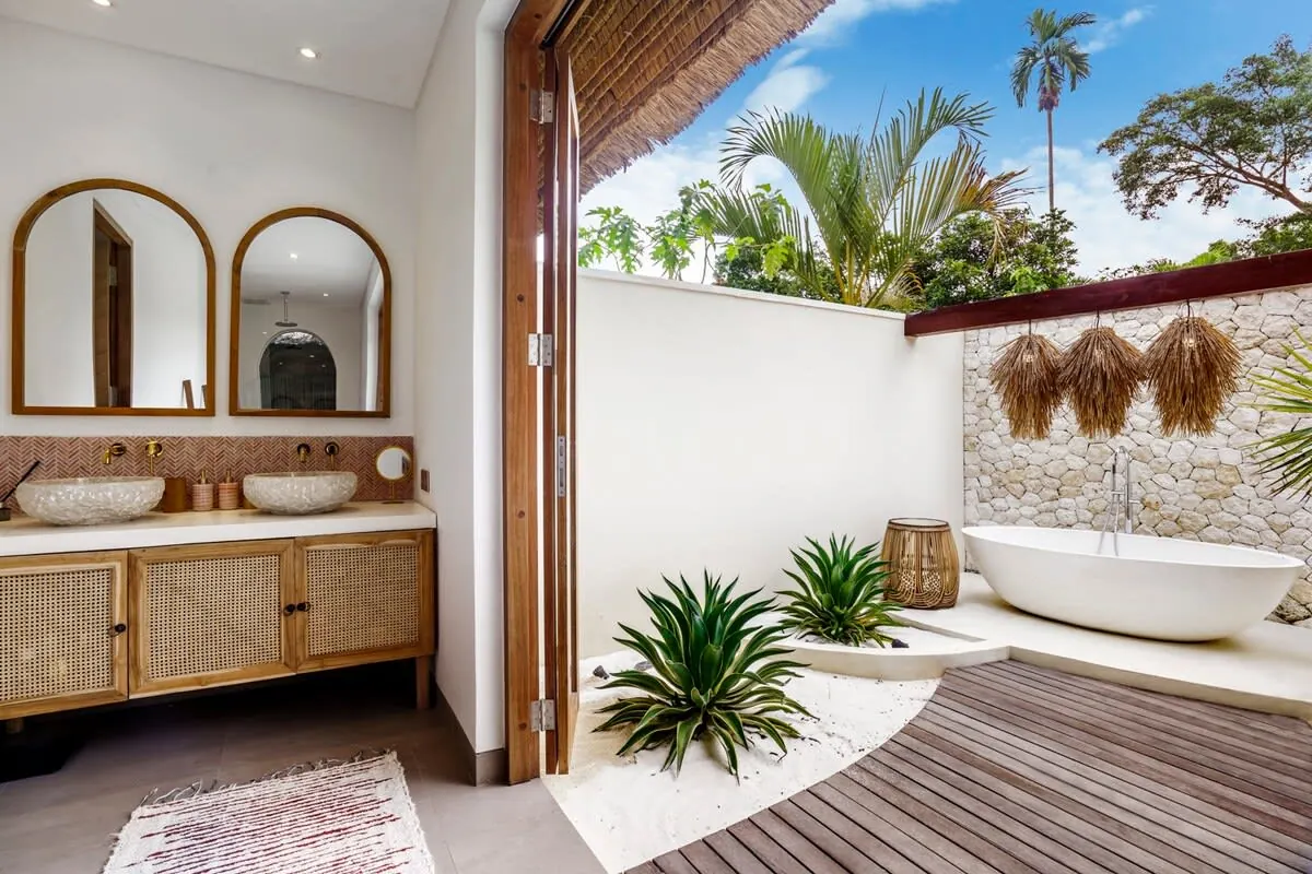 6 BR Thatched Courtyard Villa Ubud — 6BR Villa Rental in Ubud — image 11