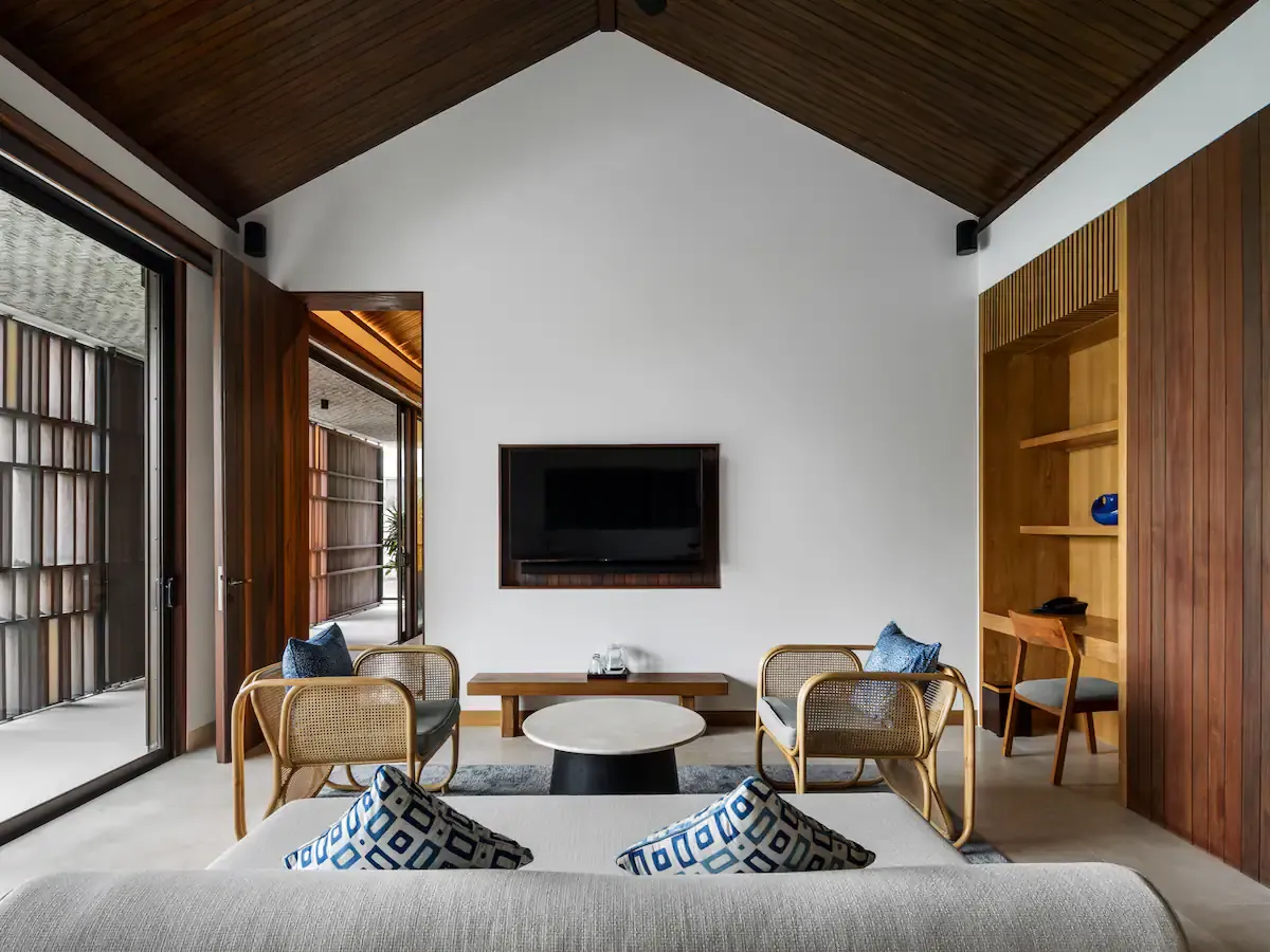 6 BR Walk-to-Beach Modern Villa Canggu — 6BR Villa Rental in Canggu — image 13