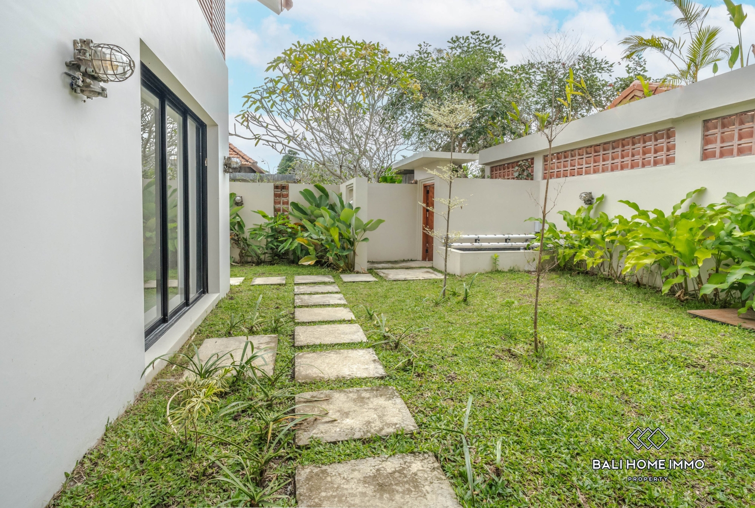 Modern 3 Bedroom Family Villa with Garden for rent in Ubud — image 18