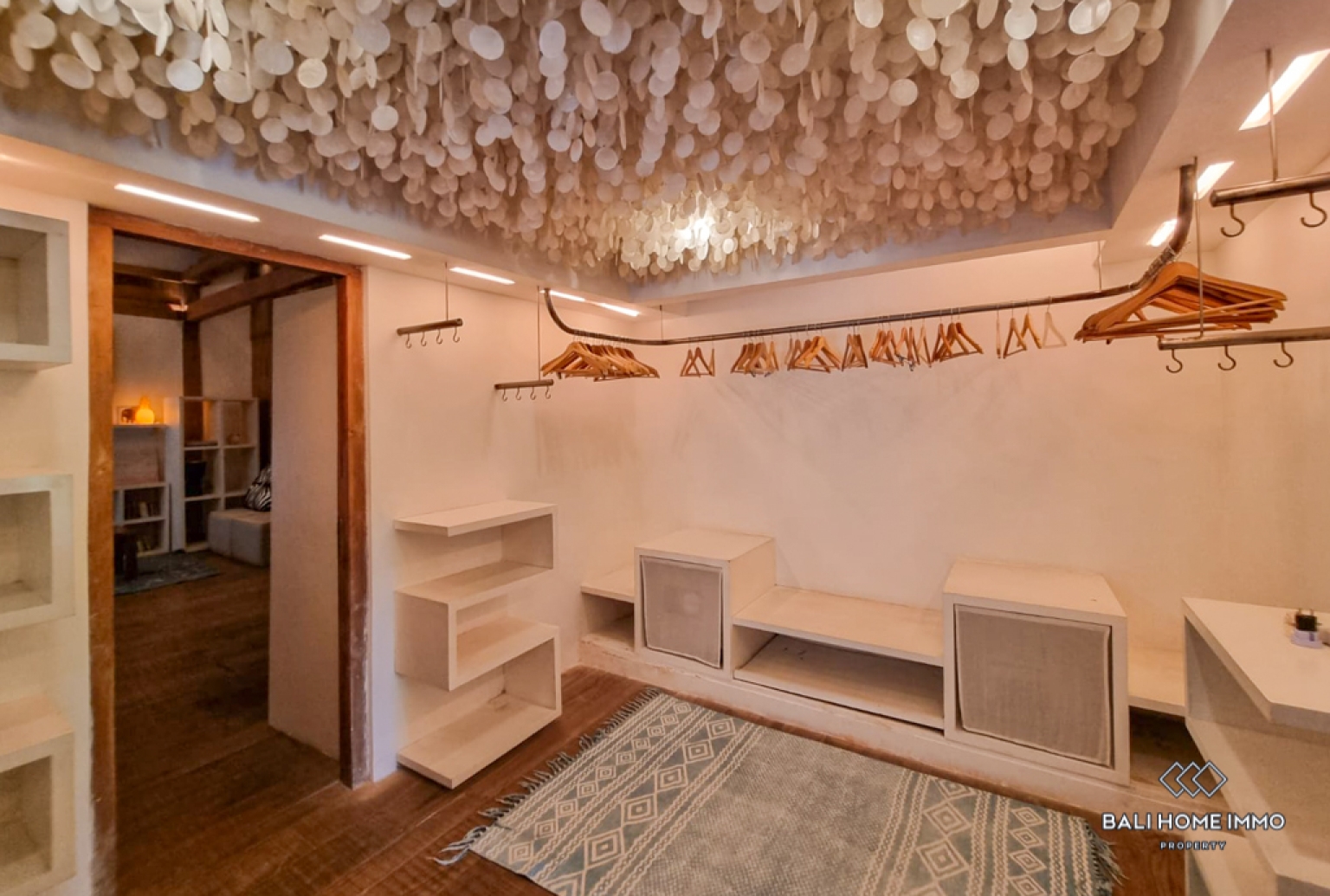 Ricefield View Spacious 5 Bedroom Villa for Rental in Bali Berawa — image 16