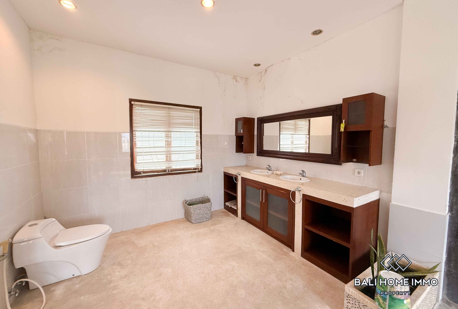 Spacious 4 Bedroom Family Villa For Rent in Canggu Berawa — image 19