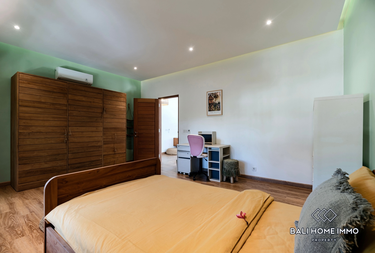 Spacious 5 Bedroom Family Villa for Rent in Kedungu — image 13