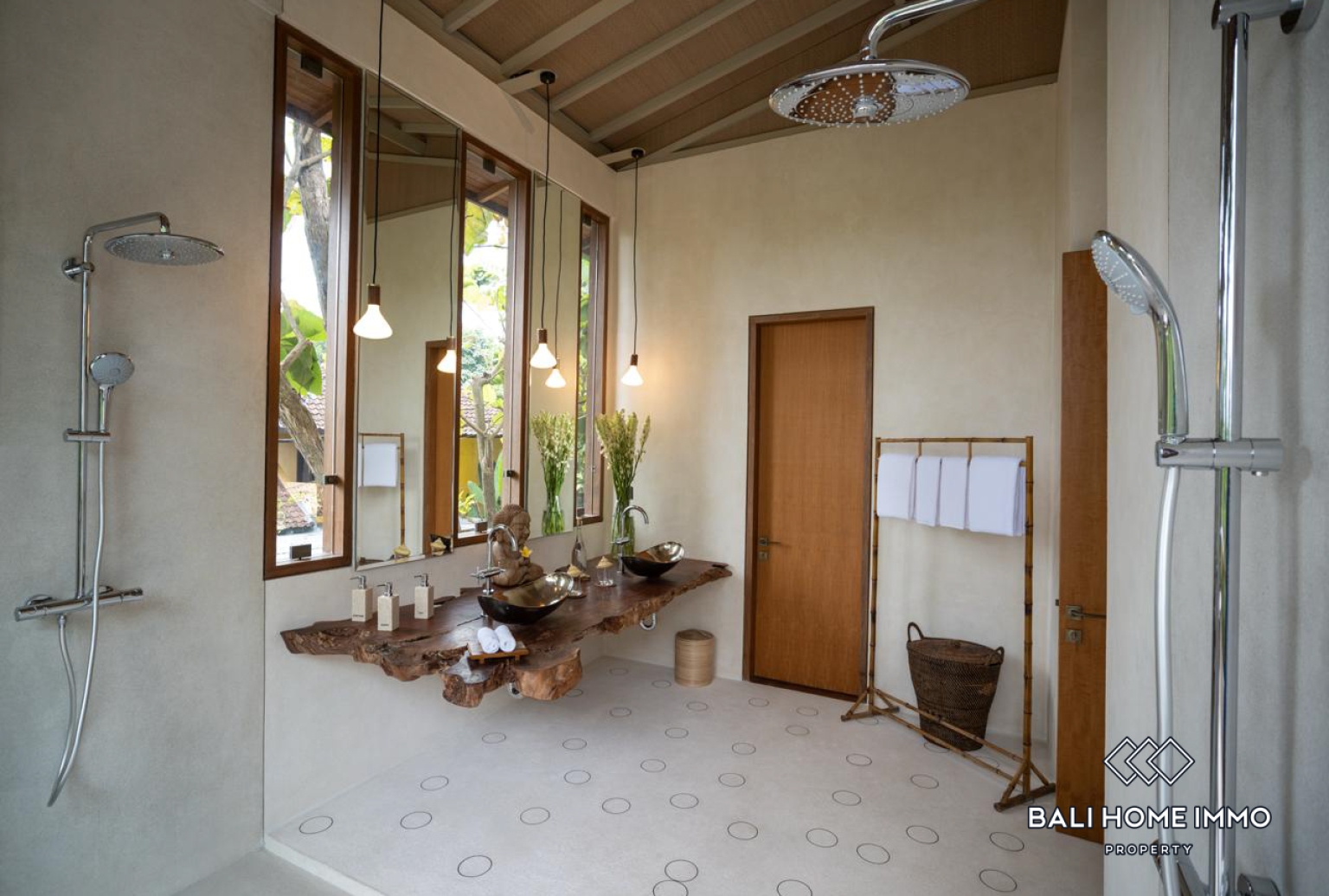 Spacious 5 Bedroom Family Villa for Rent in Umalas — image 11