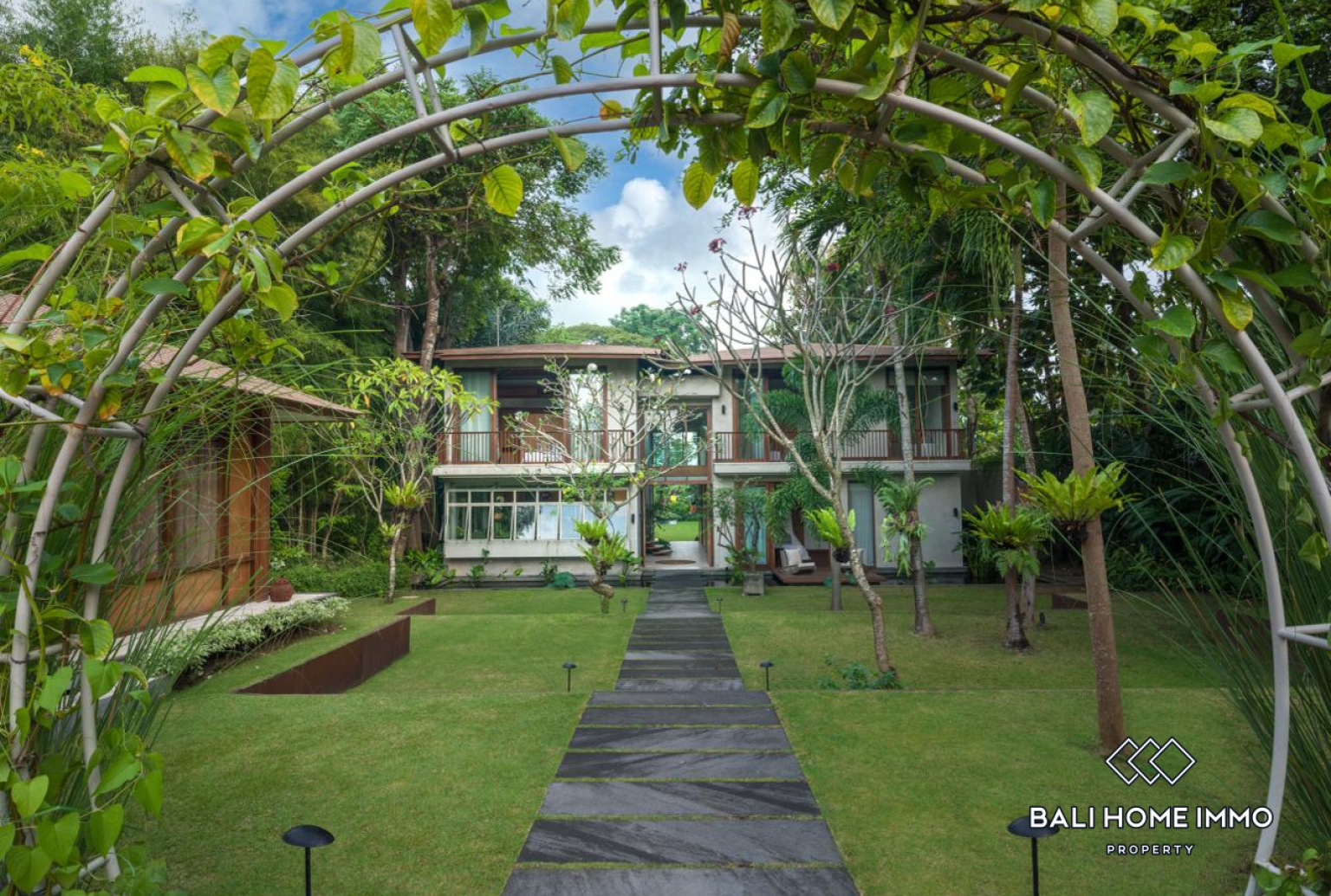 Spacious 5 Bedroom Family Villa for Rent in Umalas