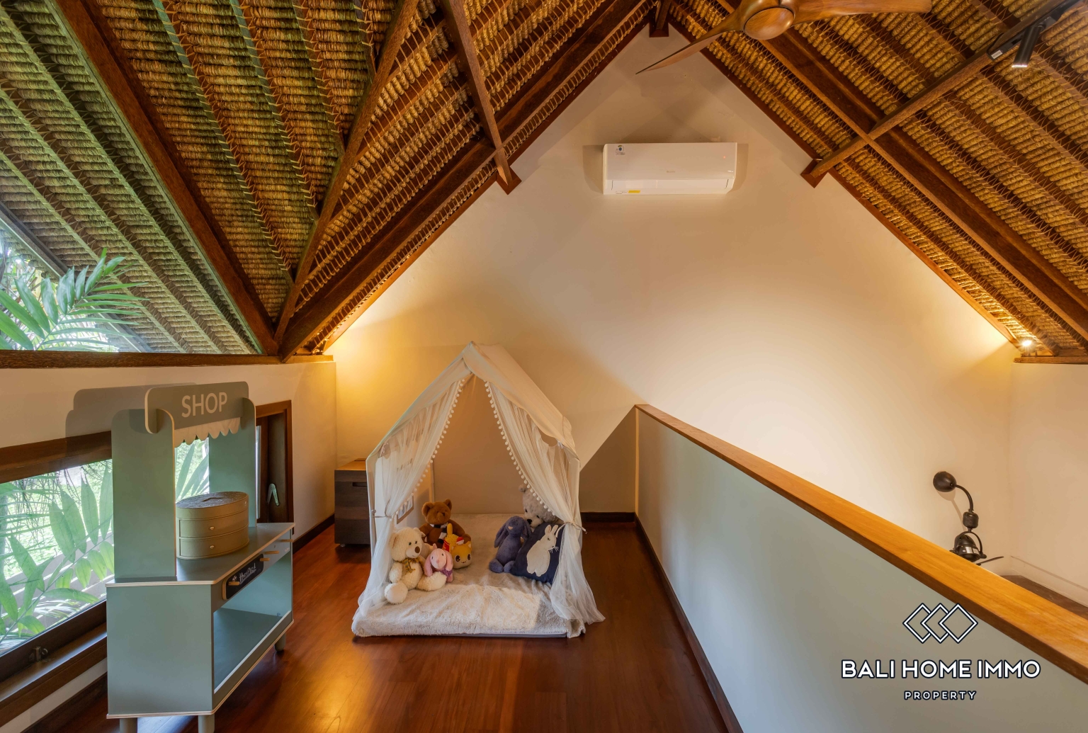 Spacious 6 Bedroom Family Villa For Rent in Canggu Batu Bolong — image 10