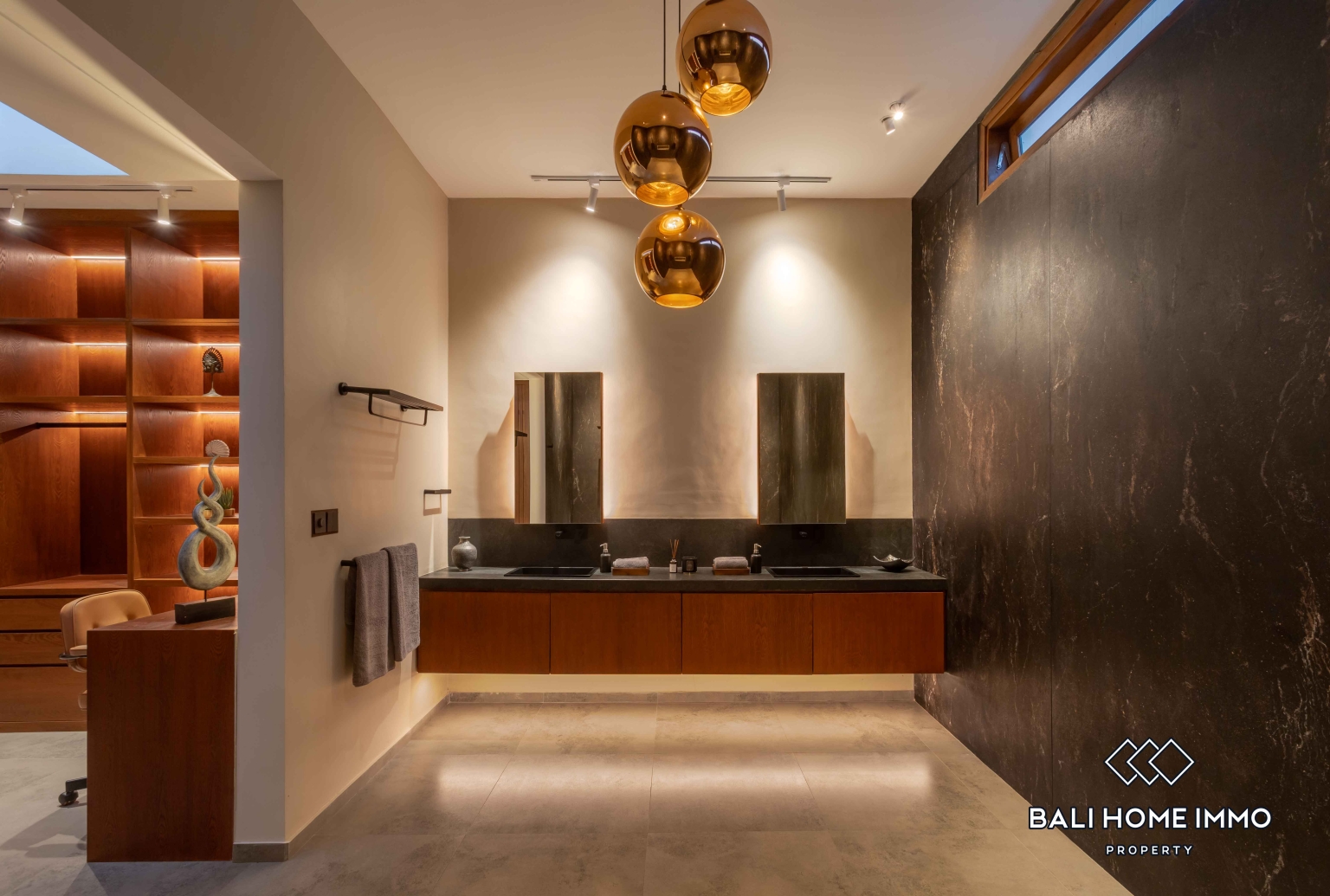 Spacious 6 Bedroom Family Villa For Rent in Canggu Batu Bolong — image 18