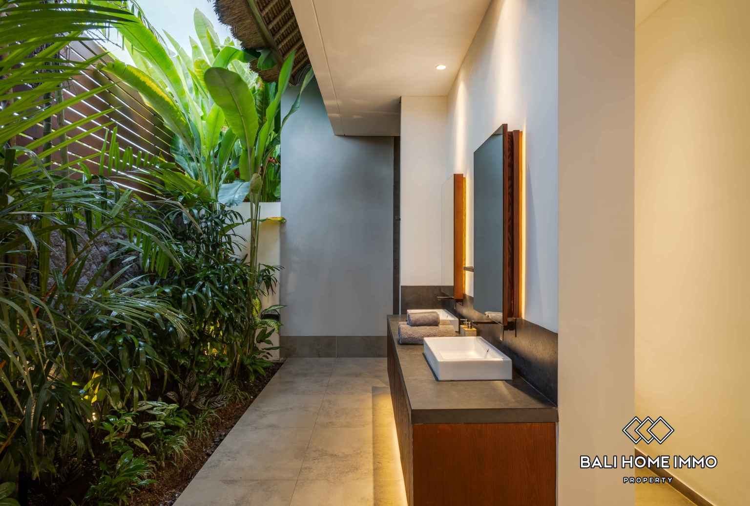 Spacious 6 Bedroom Family Villa For Rent in Canggu Batu Bolong — image 19