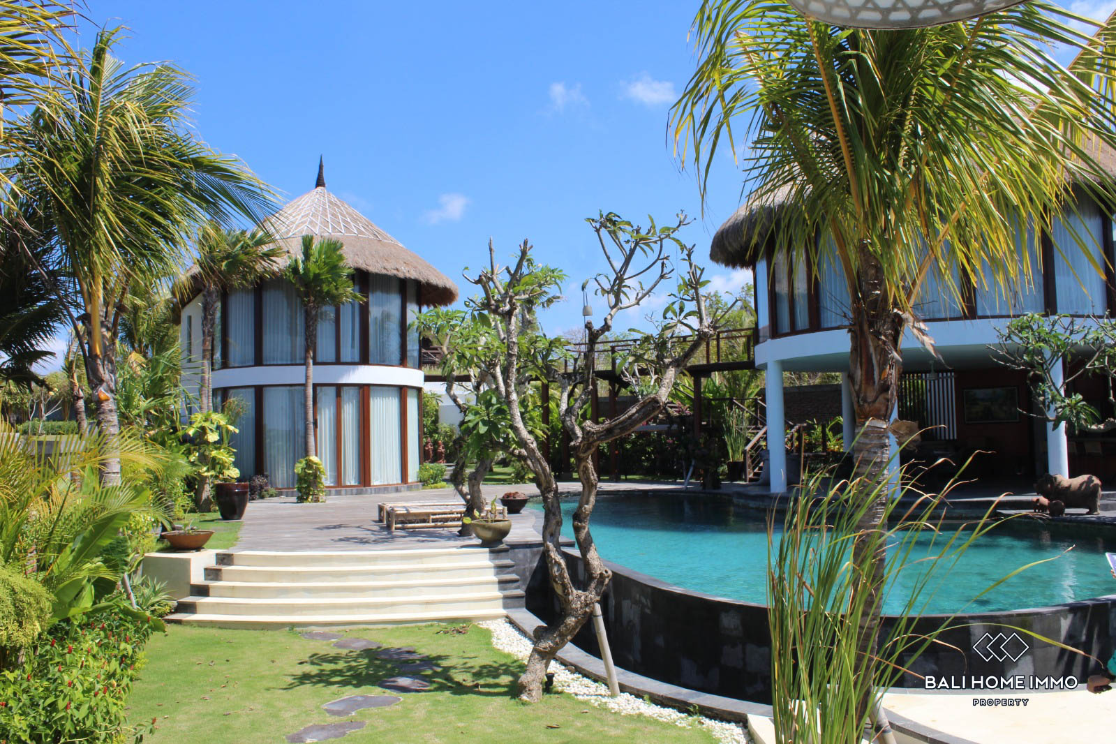 STUNNING 3 BEDROOMS VILLA FOR MONTHLY & YEARLY RENTAL IN BALI - PANDAWA