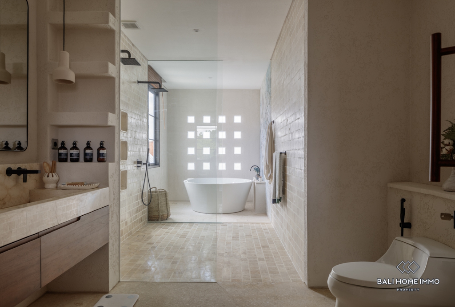 Stunning 4 Bedroom Villa for Monthly and Yearly Rental in Bali Berawa — image 17