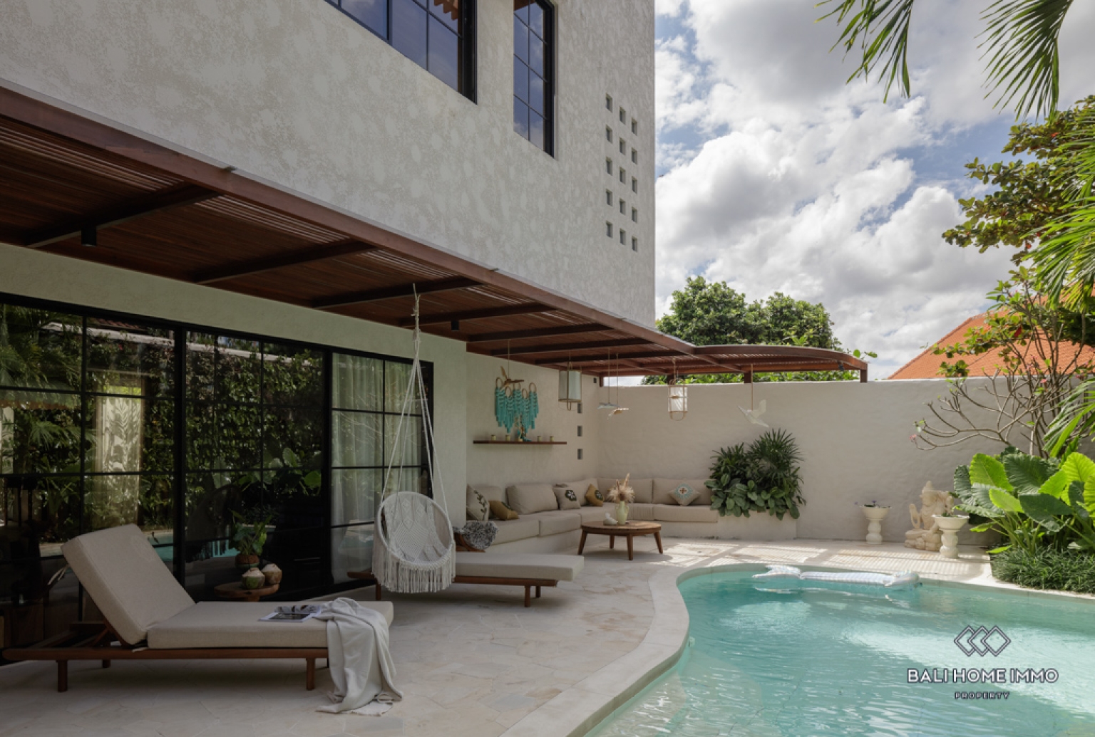 Stunning 4 Bedroom Villa for Monthly and Yearly Rental in Bali Berawa — image 1