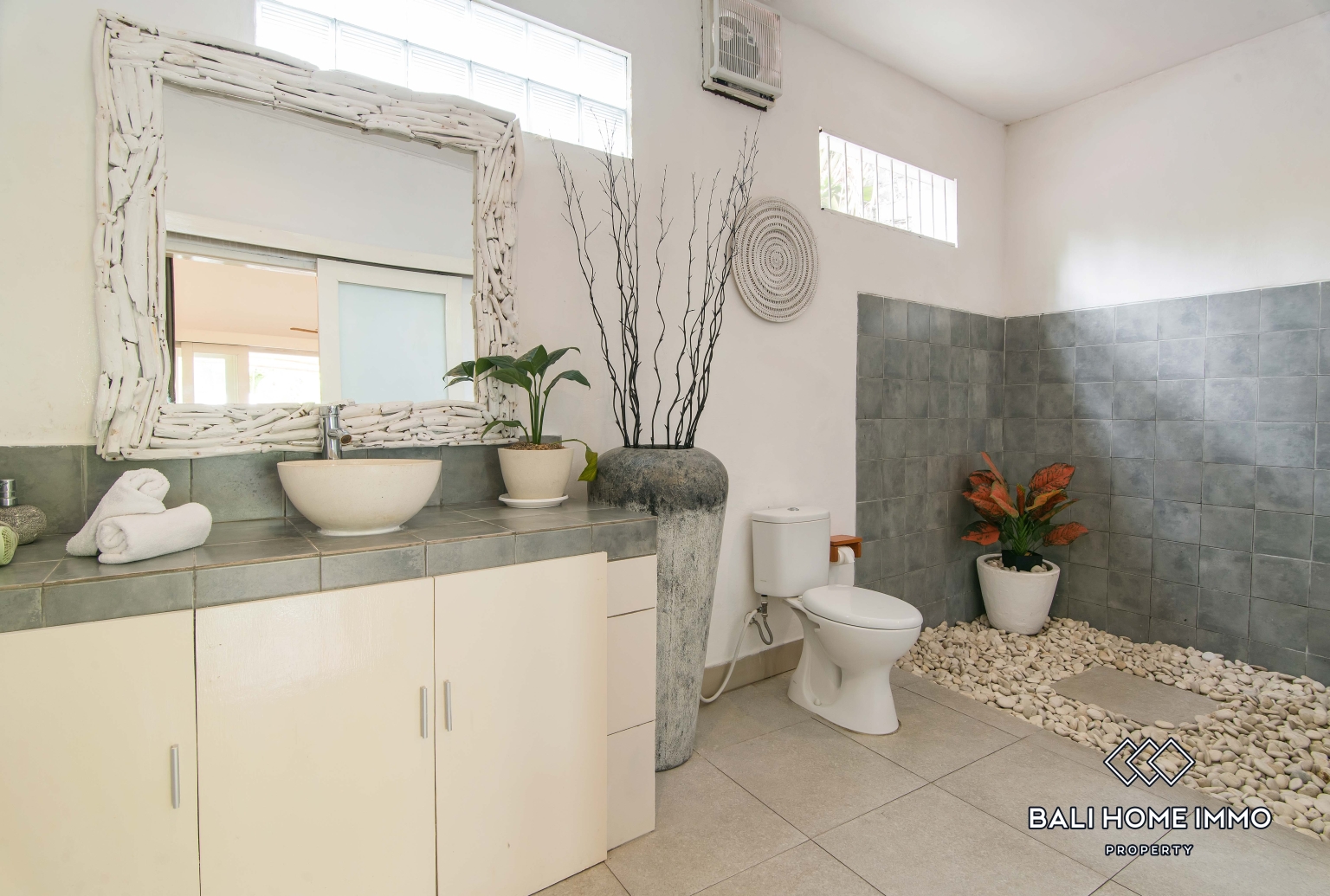 Three units of 3 bedroom villa for rent in Canggu Berawa Beachside — image 18